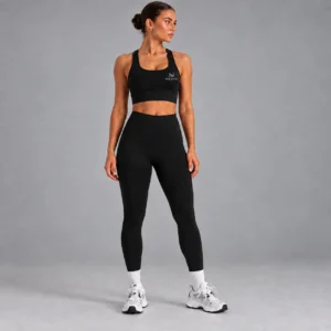 NERVA Form Mobile Leggings – Black – framifrån Modell i svarta NERVA Form Mobile Leggings med sidofickor, framifrån.