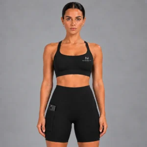 NERVA Form Mobile Shorts – Black – framifrån Modell i svarta NERVA Form Mobile Shorts med en mobiltelefon i sidofickan, framifrån.