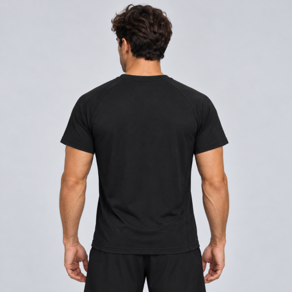NERVA Core Tee i svart, träningst-shirt för herr, bakifrån.