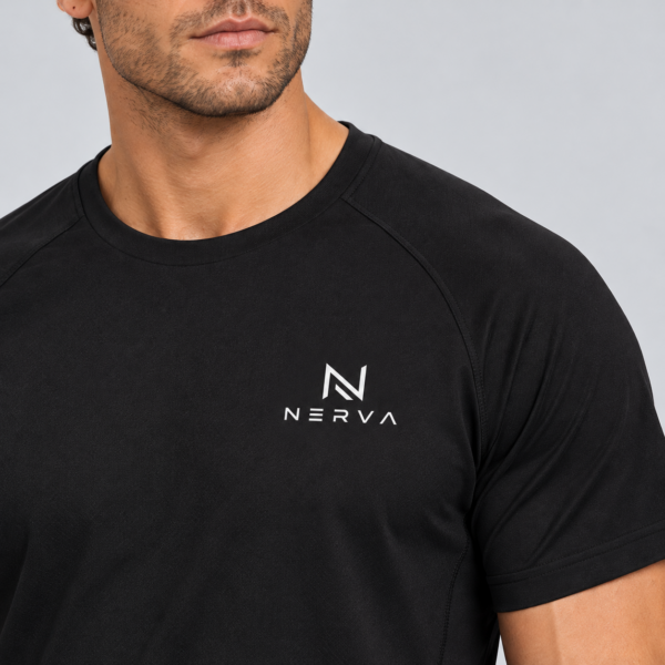 Närbild av halsringning och logotyp på NERVA Core Tee i svart.