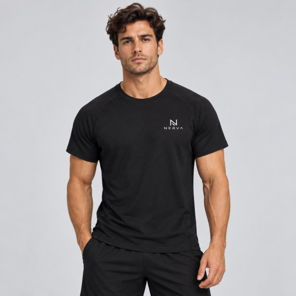 NERVA Core Tee i svart, träningst-shirt för herr, framifrån.