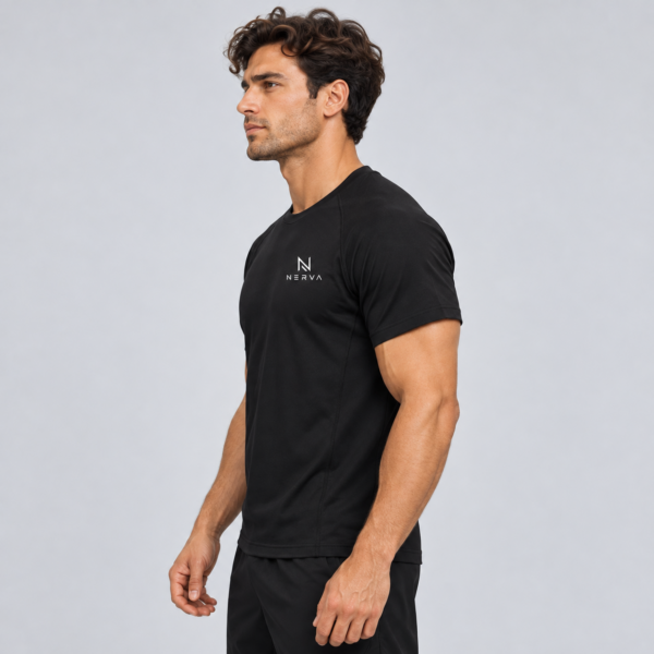 NERVA Core Tee i svart, träningst-shirt för herr, från sidan.