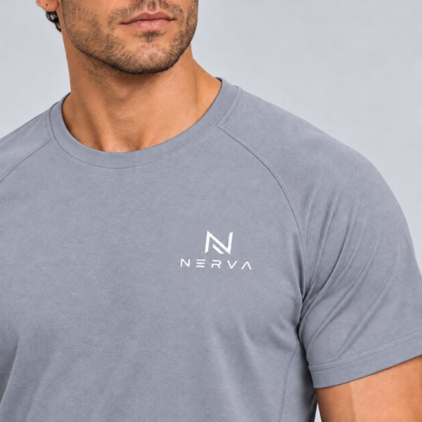 Närbild av halsringning och NERVA-logotyp på Core Tee i grått.