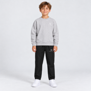 NERVA Kids Motion Pants i svart, långbyxor för pojke, framifrån.