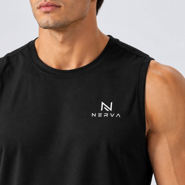 Närbild av halsringning och logotyp på NERVA Motion Tank i svart.