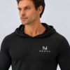 nerva-aero-hooded-long-sleeve-black-detail Närbild av huva och NERVA-logotyp på Aero Hooded Long Sleeve i svart.
