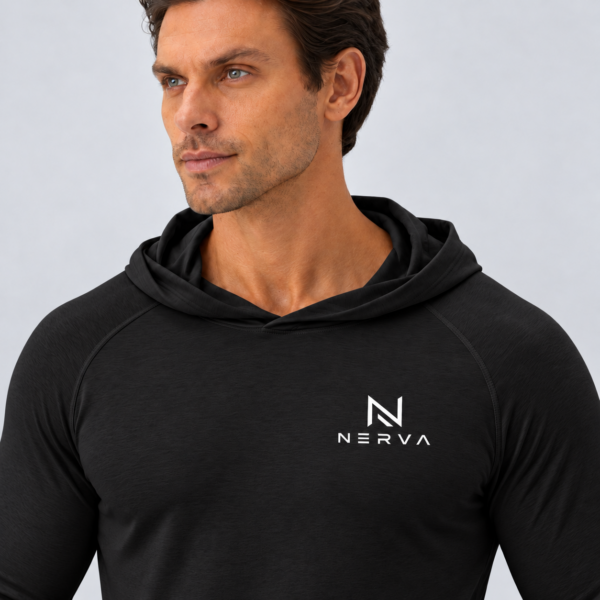 nerva-aero-hooded-long-sleeve-black-detail Närbild av huva och NERVA-logotyp på Aero Hooded Long Sleeve i svart.