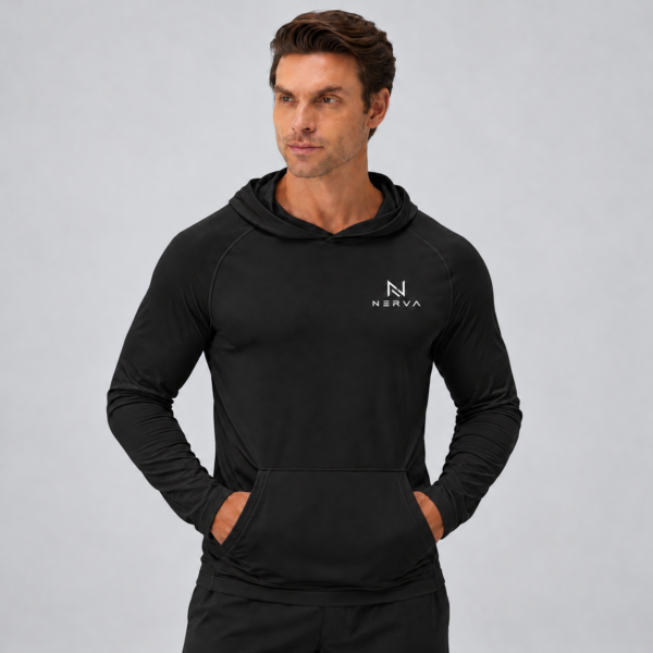 nerva-aero-hooded-long-sleeve-black-front NERVA Aero Hooded Long Sleeve i svart, huvtröja för herr, framifrån.