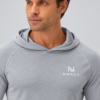 nerva-aero-hooded-long-sleeve-grey-detail Närbild av huva och logotyp på NERVA Aero Hooded Long Sleeve i grått.