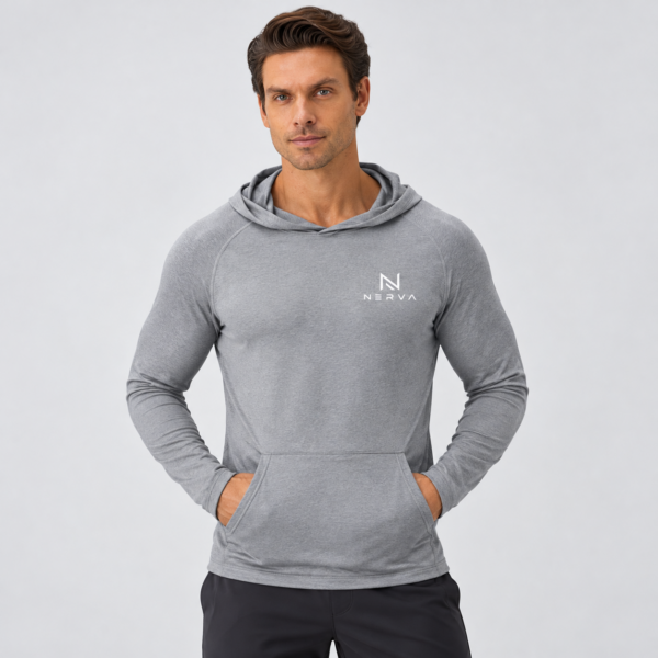 nerva-aero-hooded-long-sleeve-grey-front NERVA Aero Hooded Long Sleeve i grått, huvtröja för herr, framifrån.