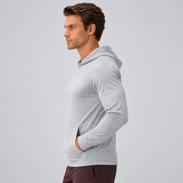 nerva-aero-hooded-long-sleeve-grey-side NERVA Aero Hooded Long Sleeve i grått, huvtröja för herr, från sidan.