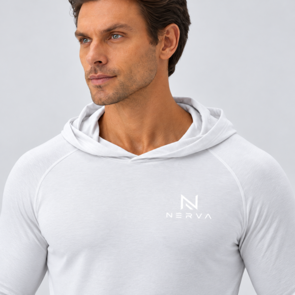 nerva-aero-hooded-long-sleeve-white-detail Närbild av huva och logotyp på NERVA Aero Hooded Long Sleeve i vitt.
