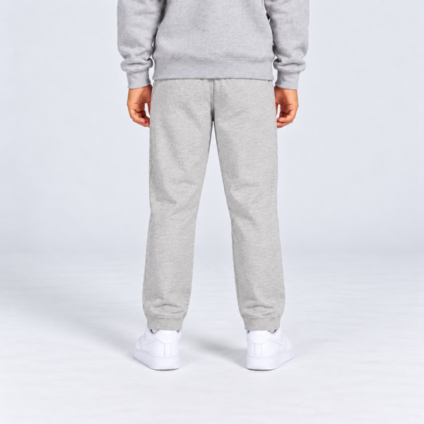 nerva-kids-core-sweatpants-oatmeal-grey-back NERVA Kids Core Sweatpants i ljusgrått, unisex mjukisbyxor för barn, bakifrån.