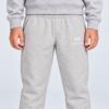 nerva-kids-core-sweatpants-oatmeal-grey-detail Närbild av midja och NERVA-logotyp på Kids Core Sweatpants i ljusgrått.