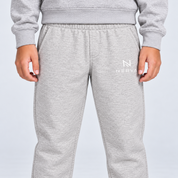 nerva-kids-core-sweatpants-oatmeal-grey-detail Närbild av midja och NERVA-logotyp på Kids Core Sweatpants i ljusgrått.