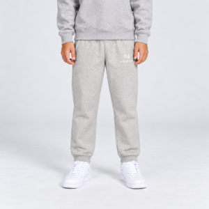 nerva-kids-core-sweatpants-oatmeal-grey-front NERVA Kids Core Sweatpants i ljusgrått, unisex mjukisbyxor för barn, framifrån.