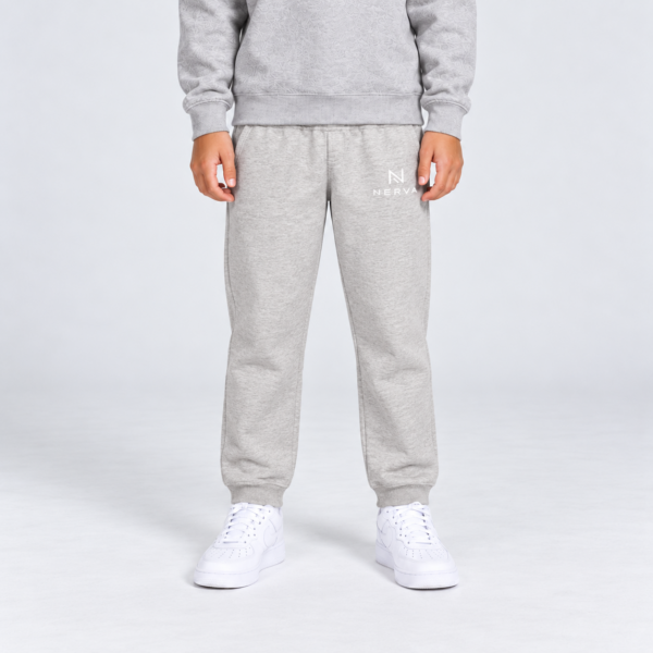 nerva-kids-core-sweatpants-oatmeal-grey-front NERVA Kids Core Sweatpants i ljusgrått, unisex mjukisbyxor för barn, framifrån.