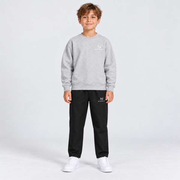 nerva-kids-motion-pants-black-front NERVA Kids Motion Pants i svart, långbyxor för pojke, framifrån.