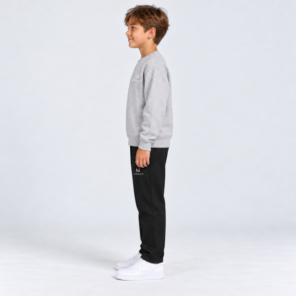 nerva-kids-motion-pants-black-side NERVA Kids Motion Pants i svart, långbyxor för pojke, från sidan.