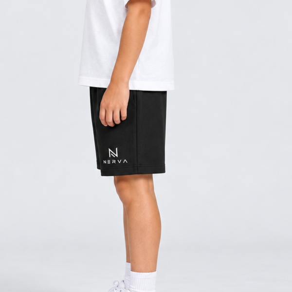 nerva-kids-motion-shorts-black-side NERVA Kids Motion Shorts i svart, shorts för pojke, från sidan.