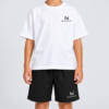 nerva-kids-motion-shorts-white-detail NERVA Kids Motion Shorts i svart med vit logotyp, tillsammans med en vit T-shirt.