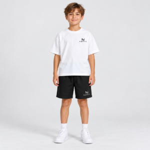 nerva-kids-motion-tee-white-front NERVA Kids Motion Tee i vitt, T-shirt för pojke, framifrån.