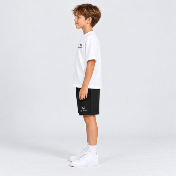 nerva-kids-motion-tee-white-side NERVA Kids Motion Tee i vitt, T-shirt för pojke, från sidan.
