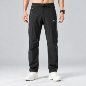 nerva-terrain-pants-black-front NERVA Terrain Pants i svart, friluftsbyxor för herr, framifrån.